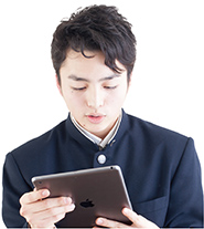 タブレットを使って学習する学生のイメージ
